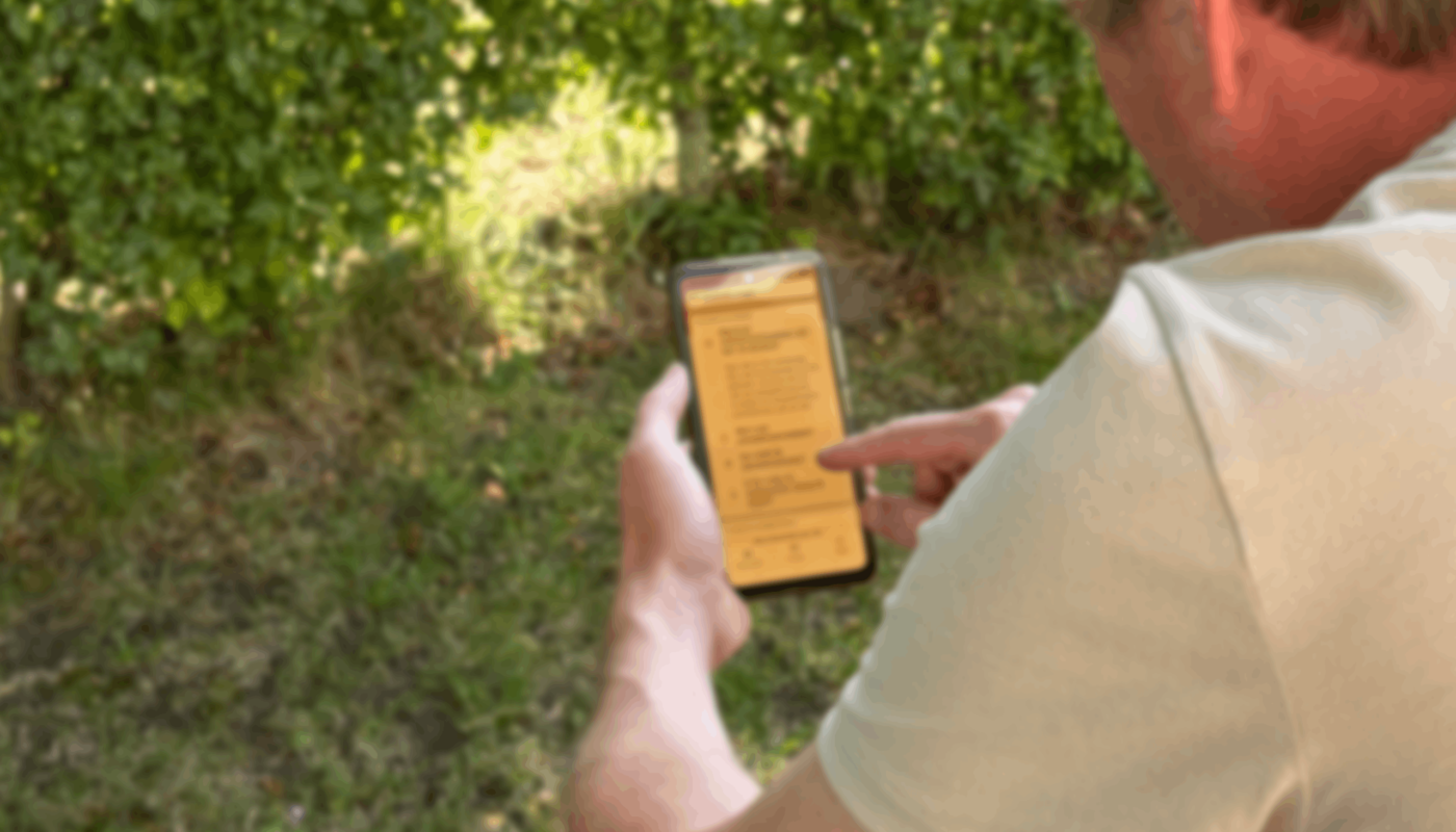 Wocozon app gebruiker op smartphone