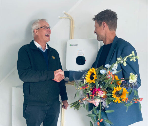 Allereerste thuisbatterij in sociale huurwoning is een feit 1 | Wocozon Thús Wonen plaatst thuisbatterijen in 34 huurwoningen Dokkum. Bewoners slaan zonnestroom op en besparen.